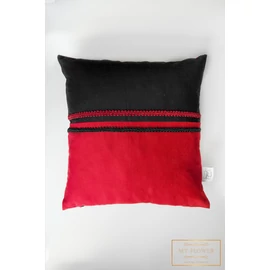 Kis díszpárnahuzat - Fekete, piros, dekoratív csíkkokal