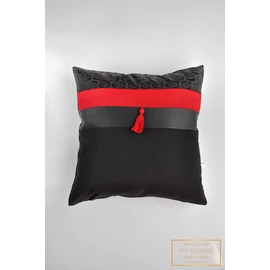 Kis díszpárnahuzat - Fekete, piros, bojttal 