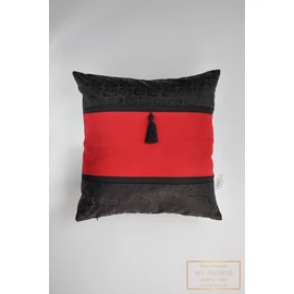 Kis díszpárnahuzat - Fekete, piros, bojttal 
