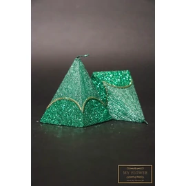 Zöld csillámos piramis gyertya arany mintával