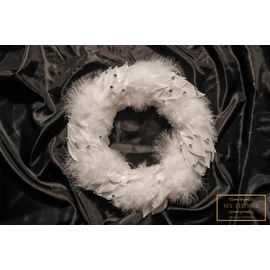 Fehér színű polisztirol félkoszorú tollakkal és strasszkövekkel